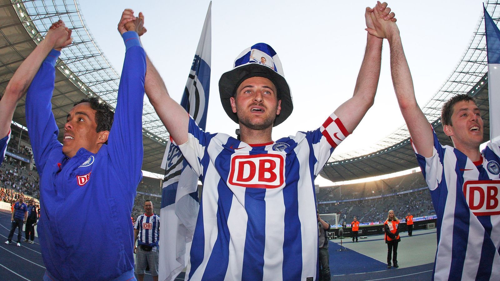 
                <strong>Innenverteidger: Josip Simunic</strong><br>
                Der Kroate bildete zusammen mit Friedrich mehr als fünf Jahre das Innenverteidiger-Duo von Hertha BSC, was in dieser Zeit zu den besten der Bundesliga gehörte. Während Friedrich für moderne Lösungen und Spielaufbau stand, verkörperte der in Australien aufgewachsene Simunic die alte Verteidiger-Schule. Brutal Kopfballstark, kompromisslos im Zweikampf. Der "kicker" kührte ihn 2005 und 2008 sogar zum besten Verteiger der Liga. Sein legendärstes Spiel machte Simunic aber nicht im Trikot der Hertha sondern in dem der kroatischen Nationalmannschaft. Bei der WM 2006 sah er im Vorrundenspiel gegen Australien drei Gelbe Karten und wurde erst in der Verlängerung vom Platz gestellt. Der Grund: sein australischer Akzent brachte Schiedsrichter Graham Pall durcheinander. Der Untparteiische beendete daraufhin seine Karriere.
              