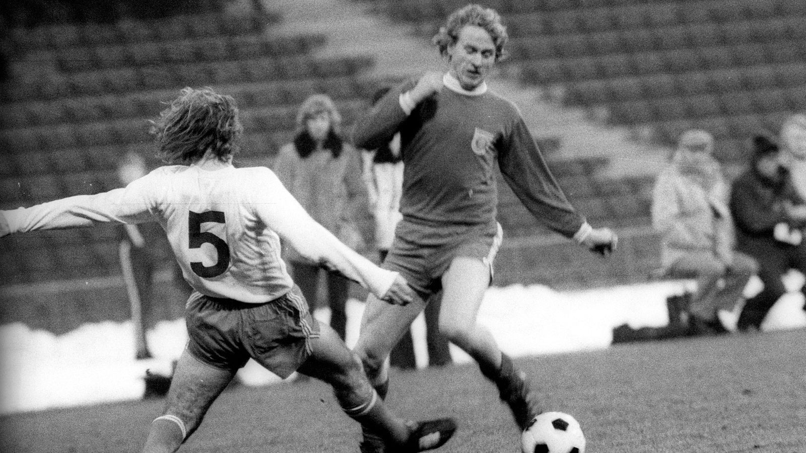 
                <strong>Platz 8 - Bernd Dürnberger</strong><br>
                Alter beim ersten Bundesliga-Tor für Bayern: 19 Jahre, 17 TageBegegnung: Wuppertaler SV - FC Bayern München 1:1 (04. Oktober 1972)
              