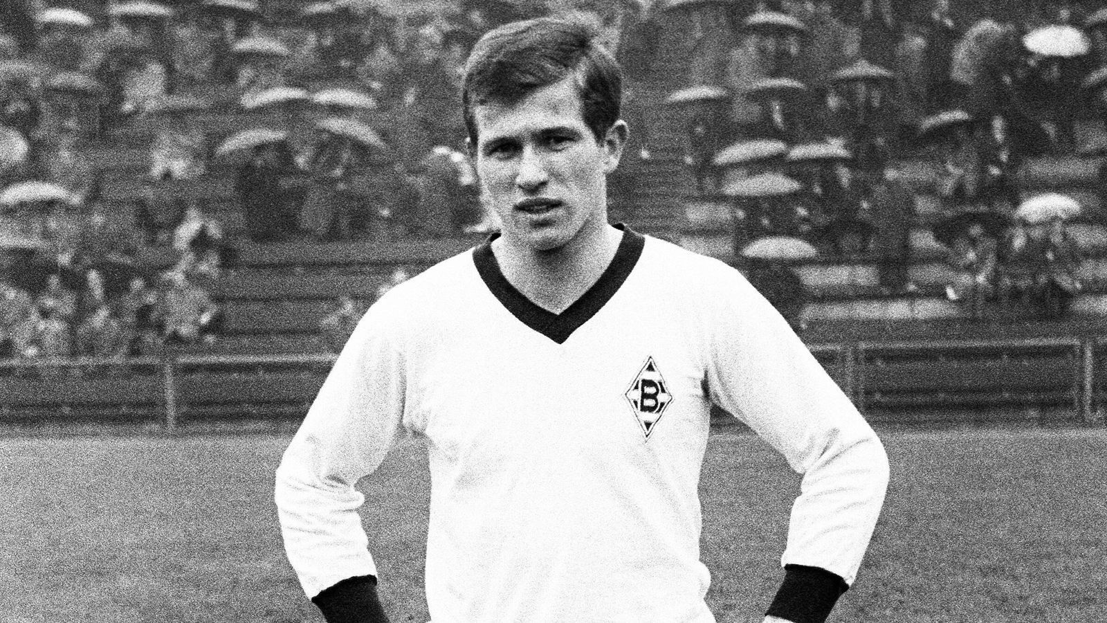 
                <strong>Der erste Vertrag</strong><br>
                Der erste Vertrag ist im Vergleich zu heute ein Relikt aus längst vergangenen Zeiten. 160 Mark im Monat plus Prämie kassierte Heynckes, als er 1962 seinen ersten Vertrag bei Borussia Mönchengladbach unterschrieb. Mit 17 als Gladbacher Junge vom lokalen Klub Grün-Weiß Holt. 
              