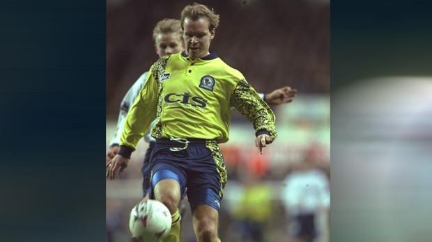 
                <strong>Henning Berg </strong><br>
                In der Spielzeit 1996/97 trug Nottingham Forest, auch bekannt als "Tricky Trees" Trikots der Firma Umbro. Der Norweger Henning Berg und sein Team liefen in einem Mix aus gelb-blauen Trikots auf. 
              