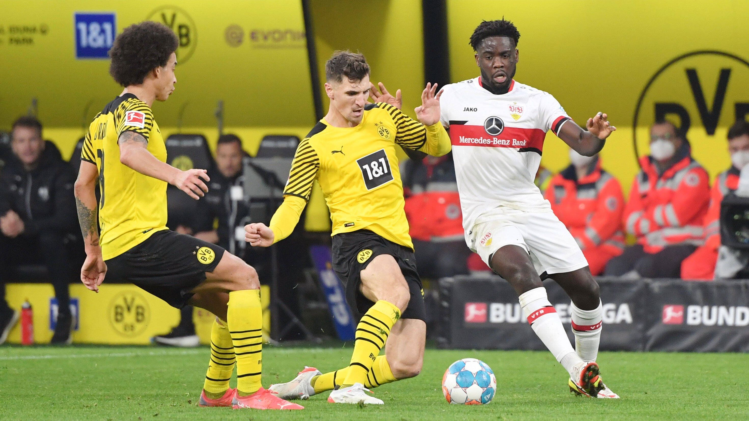 
                <strong>Borussia Dortmund</strong><br>
                Besonders auf den defensiven Außenbahnen ist der BVB nicht optimal besetzt, nach Informationen der "Ruhr Nachrichten" sind jedoch keine Verstärkungen geplant. Sollte Axel Witsel den BVB ein halbes Jahr vor Vertragsende verlassen, könnte noch ein zentraler Mittelfeldspieler kommen. Der Gladbacher Denis Zakaria wird in diesem Zusammenhang immer wieder genannt.&#x2022; Aktuelle Gerüchte: Denis Zakaria (Borussia Mönchengladbach), Giorgian de Arrascaeta (River Plate), Everton Soares (Benfica Lissabon), Yusuf Demir (FC Barcelona) -<br>&#x2022; Mögliche Abgänge: Roman Bürki, Reinier, Axel Witsel -<br>&#x2022; Bereits fixe Transfers: -<br>
              