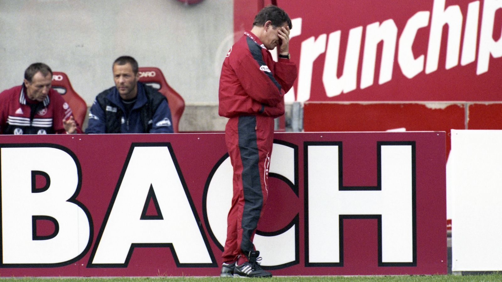 
                <strong>Otto Rehhagel (1. FC Kaiserslautern)</strong><br>
                Der 26. September 1998 war für den damals amtierenden Meister Kaiserslautern in mehrerer Hinsicht ein schlechter Tag. Zum einen zog sich Michael Schjönberg gegen Bochum einen Schienbeinbruch zu und wäre das nicht schon schlimm genug, unterlief FCK-Trainer Otto Rehhagel in weiterer Folge auch noch ein kurioser Wechselfehler. Statt Pechvogel Schjönberg wechselte Rehhagel den Nigerianer Pascal Ojigwe ein. Damit hatte der Lauterer Meistertrainer übersehen, dass mit Hany Ramzy (Ägypten), Samir Ibrahim (Ägypten) und Ratinho (Brasilien) bereits die maximal drei erlaubten Nicht-Europäer auf dem Platz standen - mit Ojigwe kam der vierte, damit einer zu viel. Rehhagel bemerkte seinen Fehler wenig später, brachte Harry Koch statt Ramzy. Zuvor hatte "König Otto" dem Ägypter eingeflüstert, eine Verletzung vorzuspielen. Der Plan ging schief. Letztlich verloren die Lauterer mit 2:3 und Bochum legte keinen Protest ein. 
              