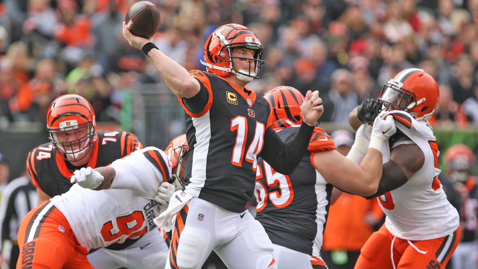 
                <strong>Draft Needs der Cincinnati Bengals</strong><br>
                Der Draft der Cincinnati Bengals dürfte besonders interessant werden. Der Vertrag von Andy Dalton hat zwar noch zwei Jahre Laufzeit – eine Verlängerung soll das Office der Bengals aber bisher nicht geplant haben. Tatsächlich wird spekuliert, ob man sich in Cincinnati schon in diesem Draft nach einem möglichen Nachfolger für Dalton auf der Quarterback-Position umschaut, was auch im Hinblick auf Daltons Verletzungshistorie ein verständlicher Gedanke ist. Außerdem gibt es noch Baustellen, die behoben werden müssen. Die O-Line muss sich im Vergleich zum vergangenen Jahr verbessern, vielleicht ja mit frischem Rookie-Wind. Nach der Entlassung von "Bad Boy" Vontaze Burfict klafft auch noch eine Lücke bei den Linebackern, die im Draft wieder gefüllt werden könnte.
              