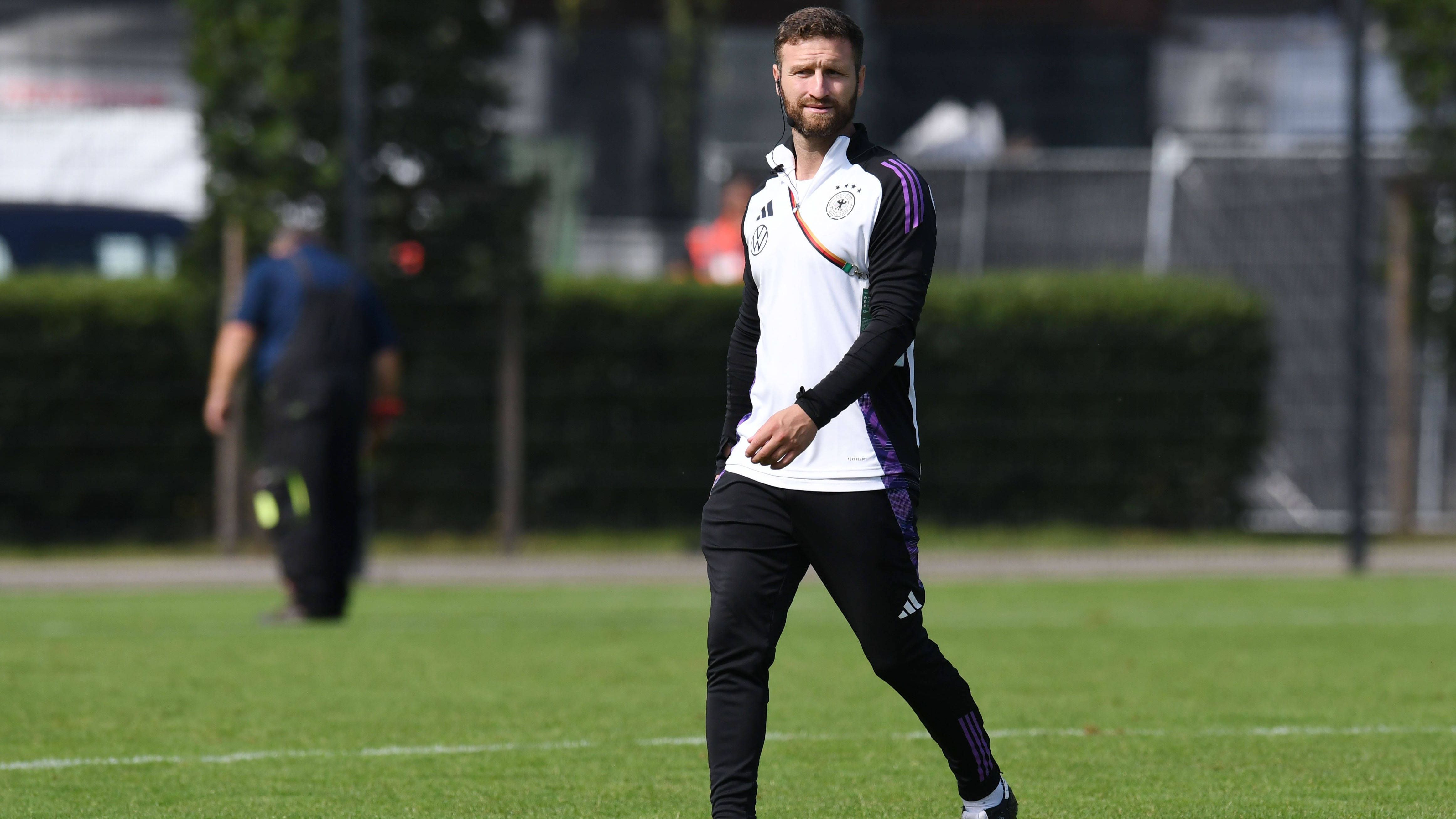 <strong>Shkodran Mustafi</strong><br>Als Nachrücker für den verletzten Marco Reus rutschte der Verteidiger von Sampdoria Genua in den WM-Kader und kam bis zu seiner Muskelverletzung im Spiel gegen Algerien zum Einsatz. Nach der WM spielte Shkodran Mustafi zwei Jahre beim FC Valencia und landete danach beim FC Arsenal. Dort aussortiert, wechselte er zu Schalke 04, konnte den Abstieg 2020 jedoch nicht verhindern. Nach zwei Jahren bei UD Levante war er zunächst vereinslos und beendete 2024 seine Karriere, um Co-Trainer der deutschen U21-Nationalmannschaft zu werden.