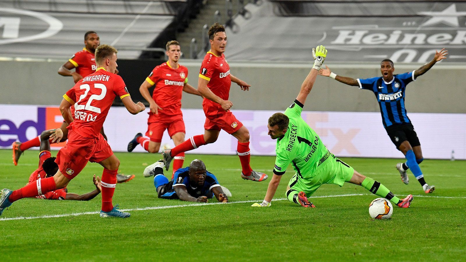 
                <strong>Aus gegen Inter Mailand! Bayer Leverkusen in der Einzelkritik</strong><br>
                Bayer Leverkusen ist im Viertelfinale der Europa League ausgeschieden! Gegen Inter Mailand verlor die Werkself 1:2. Wir haben Bayer benotet.
              