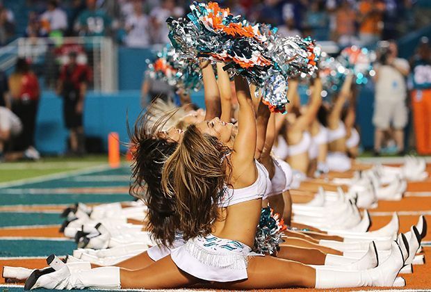 
                <strong>Miami Dolphins</strong><br>
                Ganz in weiß und nicht zu viel: Im sonnigen Florida geht es weiter mit den Weihnachtsengeln der Miami Dolphins, die so gar nicht weihnachtlich daher kommen.
              