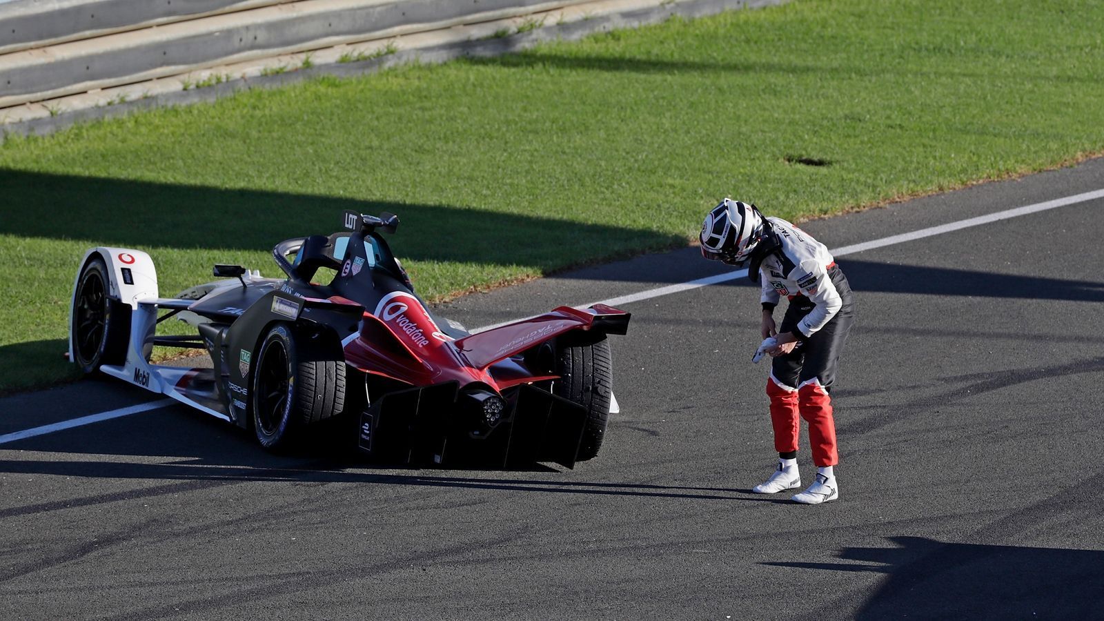 
                <strong>Kleinste Fehler werden bestraft</strong><br>
                "Die Formel E ist mit Abstand die am schwierigsten zu fahrende Rennserie. Auf den engen Stadtkursen geht es zu wie im Löwenkäfig, beim kleinsten Fehler geht es in die Mauer. In meiner ganzen Karriere ist die Formel E bisher die größte Herausforderung", sagt Lotterer. Er weiß, wovon er spricht - den Deutschen erwischte es auch selbst schon.
              