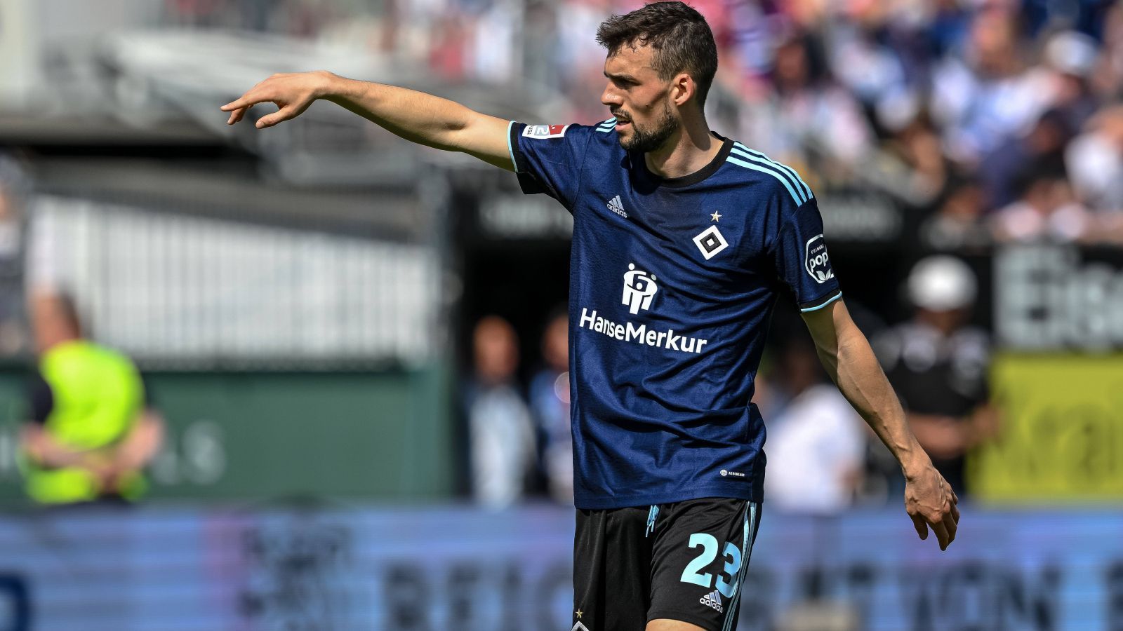 
                <strong>Jonas Meffert als Anti-Relegations-Held</strong><br>
                Der ganze Hamburger SV könnte als unglücklich nach der verlorenen Relegation gegen den VfB Stuttgart betrachtet werden. Besonders arg ist es jedoch für Mittelfeld-Mann Jonas Meffert. Der trat in diesem Jahr zum vierten Mal in den Aufstiegsspielen an und gewann nicht einen einzigen Vergleich. Ob 2015 mit dem Karlsruher SC, 2021 mit Holstein Kiel oder 2022 mit dem Hamburger SV: Der Traum vom Aufstieg wurde für Meffert stets zum Trauma der Relegation...
              