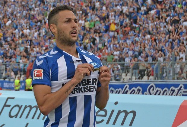 
                <strong>Der Techniker: Manuel Torres</strong><br>
                Wie Max kam auch  Manuel Torres vom FC Schalke. Der technisch versierte Flügelspieler ist besonders stark im Eins-gegen-Eins, kann auch aggressiv verteidigen. Die Bilanz des Spaniers in 31 Zweitligaspielen: Fünf Gelbe Karten und elf Scorer-Punkte.
              