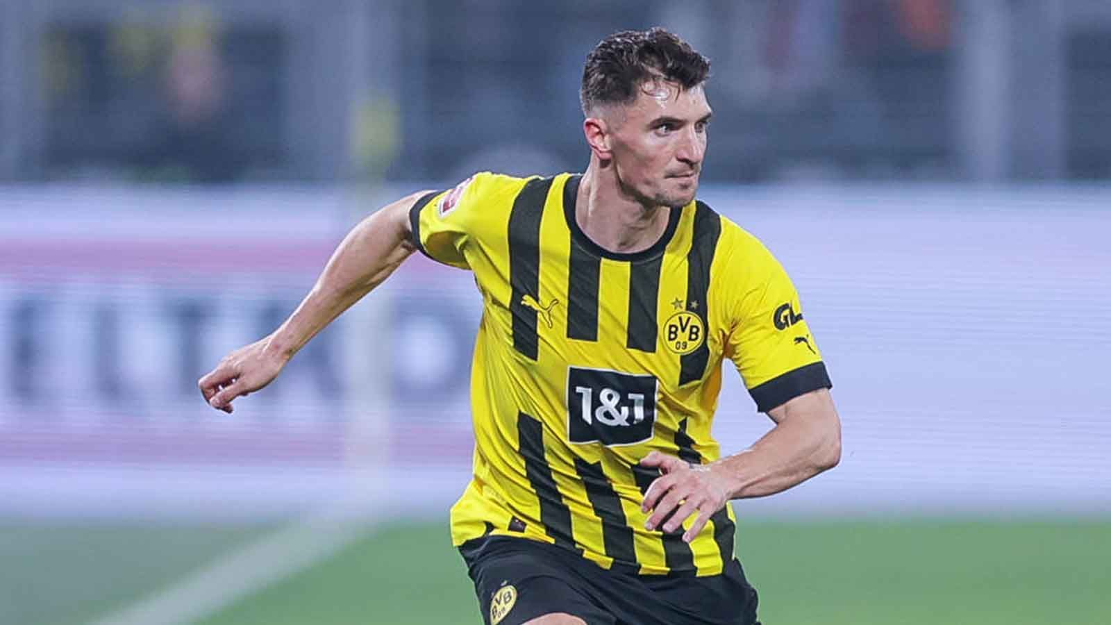 
                <strong>Thomas Meunier (Borussia Dortmund)</strong><br>
                Der belgische Nationalspieler wird das Topspiel gegen die Bayern aufgrund von anhaltender Rückenprobleme verpassen. Terzic bestätigte das auf der PK vor dem Spiel am Samstag. Meunier habe zuletzt das Training abgebrochen, schilderte Terzic. Es ist das vorläufige i-Tüpfelchen auf eine Seuchensaison für Meunier, der nach Jochbeinbruch und Muskelfaserriss erneut passen muss. In der Folge seiner Verletzungsmisere hatte er aber ohnehin seinen Stammplatz beim BVB schon längst an Marius Wolf und Julian Ryerson verloren.
              