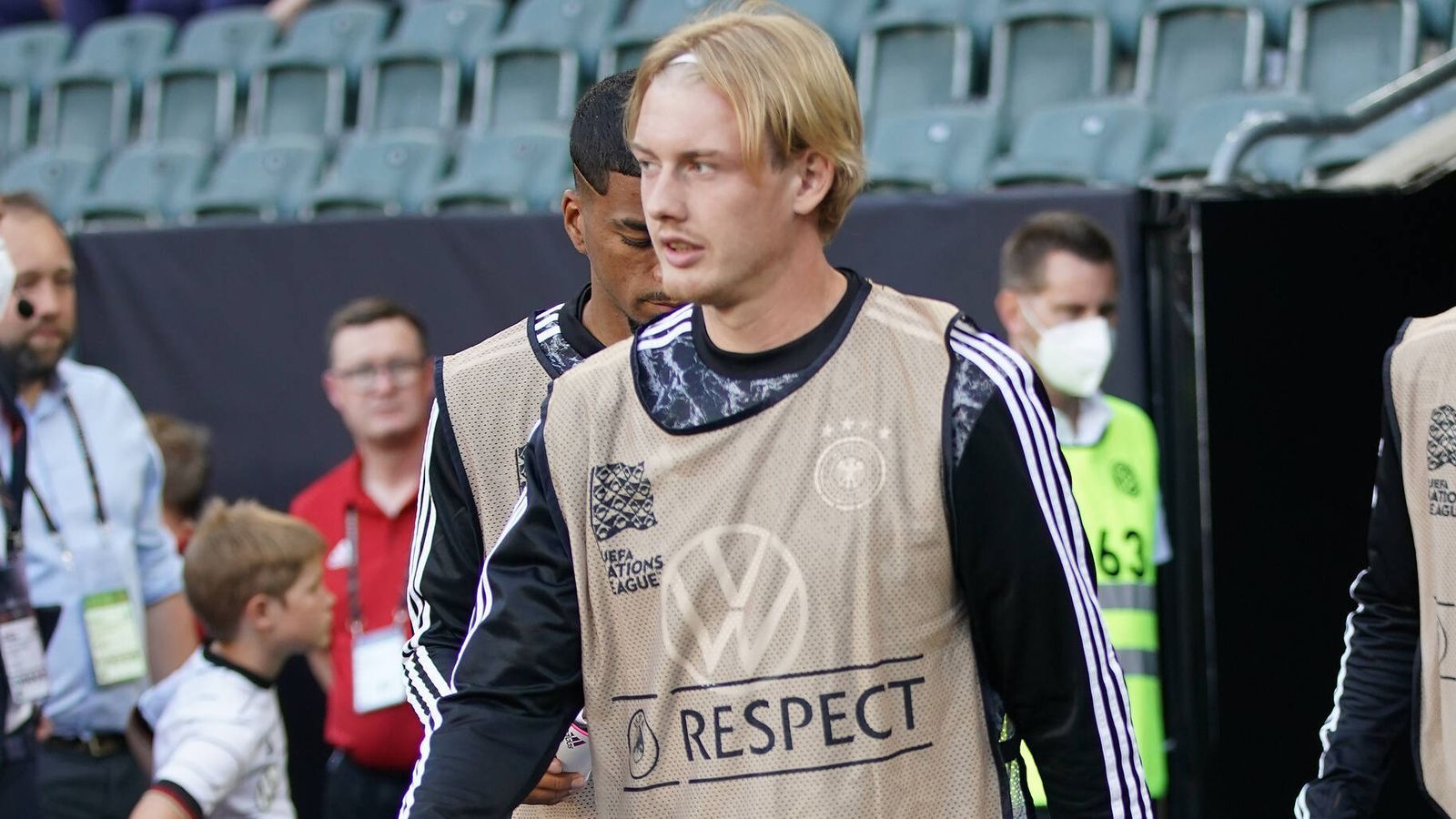 
                <strong>Verlierer: Julian Brandt</strong><br>
                Auch für Julian Brandt verliefen die Länderspiele sehr unerfreulich. Drei Partien verbrachte er auf der Bank. Gegen Ungarn wurde er zwölf Minuten vor Spielende eingewechselt. Er konnte somit keine Werbung betreiben, um sich für die WM zu empfehlen. Immerhin: In Dortmund zeigte er zum Saisonabschluss hin eine steigende Form und verbuchte in den letzten sechs Spielen vier Tore und zwei Vorlagen. Daran wird er anknüpfen müssen, um bei Flick eine Rolle zu spielen.
              