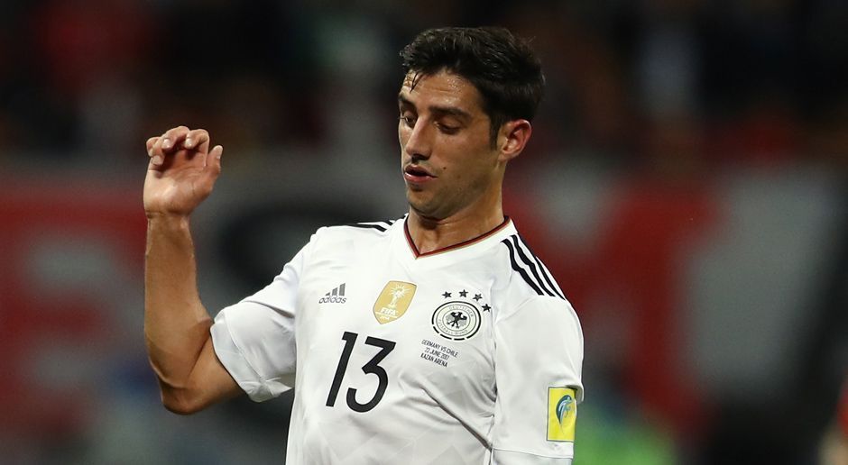 
                <strong>Lars Stindl</strong><br>
                Als einsamer Stürmer muss der Routinier oft nach hinten ausweichen. Nach einem Ginter-Pass scheitert er noch an Herrera, doch mit seiner Grätsche ins Glück belohnt er sich für einen couragierten Auftritt. Ist auch in der zweiten Hälfte der erste DFB-Spieler, der Chiles Keeper prüft. ran-Note: 2
              