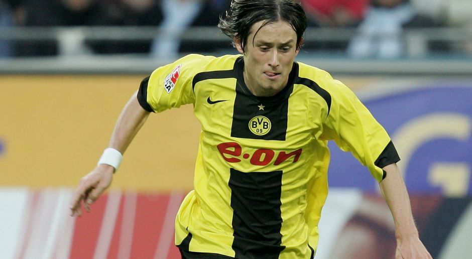 
                <strong>Mittelfeld: Tomas Rosicky</strong><br>
                Tomas Rosicky: "Schnitzel" Rosicky kam Anfang 2001 für die damalige Bundesliga-Rekordablöse von 14,5 Millionen Euro von Sparta Prag zum BVB, der sich im Transferpoker gegen den FC Bayern durchsetzte. Schon in seiner ersten kompletten Saison führte der Tscheche die Borussia zum Meistertitel. Insgesamt spielte er fünf Jahre für den BVB, ehe er 2006 zum FC Arsenal wechselte, dort aber immer wieder von Verletzungen zurückgeworfen wurde. Seine Leichtfüßigkeit und Brillanz prägte den BVB in seiner letzten Glanzzeit vor dem großen finanziellen und sportlichen Absturz.
              