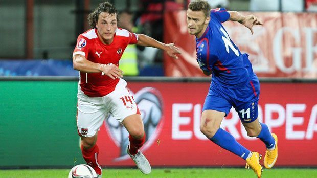 
                <strong>Julian Baumgartlinger</strong><br>
                Julian Baumgartlinger: Er ist die Laufmaschine im Team der Österreicher. Dem Mainzer ist kein Weg zu weit, um sich für seine Mannschaft in Laufduellen und Zweikämpfen aufzureiben. Deshalb ist er sowohl für den Bundesligisten als auch die Nationalmannschaft unentbehrlich. Er rackert vor der Abwehr und sichert David Alaba ab.
              
