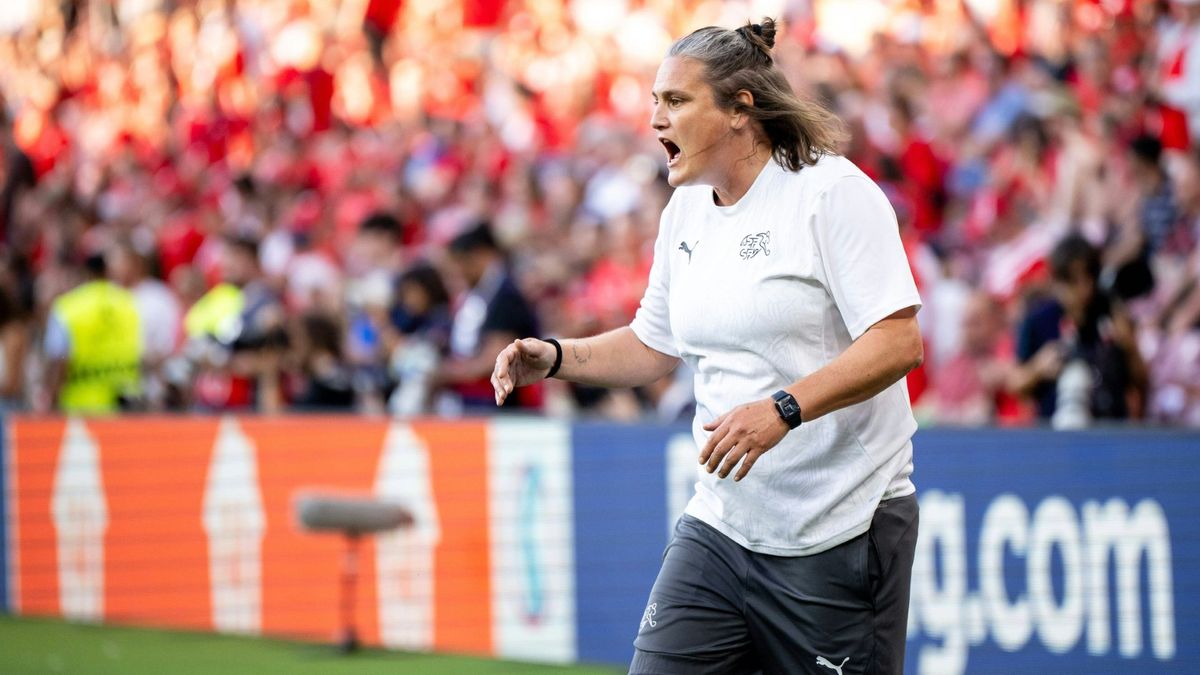 Nadine Angerer coacht von der Seitenlinie