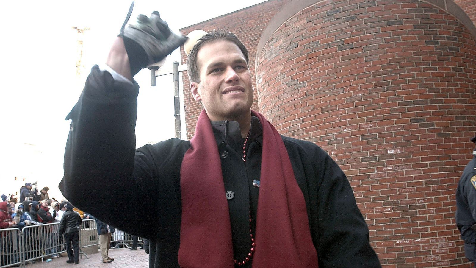 
                <strong>Super Bowl XXXVI: New England Patriots vs. St. Louis Rams</strong><br>
                Hier feiert der junge Tom Brady seinen Sieg im Super Bowl XXXVI mit den New England Patriots. Im Januar 2002 bezwangen die Pats die St. Louis Rams mit 20:17. In der Regular Season hatten noch die Rams mit 24:17 die Oberhand behalten.
              