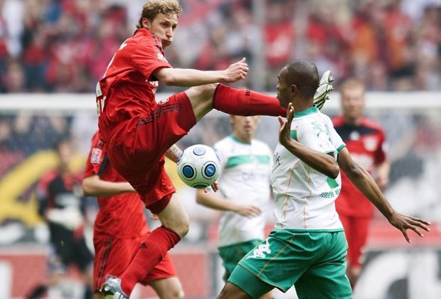 
                <strong>Stefan Kießling vs. Naldo</strong><br>
                Bleiben wir doch bei Naldo (r.). Der damalige Werderaner wurde hier von Stefan Kießling (l.) attackiert, welcher sich grob verschätzte. Ähnlich wie der Unparteiische - Gelb für Kießling, Schmerzen für Naldo. Jedoch falls es wirklich Karma gibt ...
              
