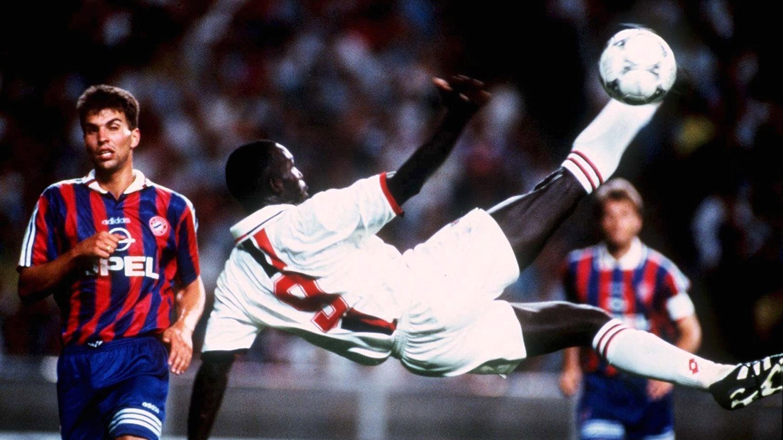 
                <strong>König George erklimmt den Fußballthron</strong><br>
                ... George Weah. Liberias Star stellte bei der Weltfußballer-Wahl 1995 alle in den Schatten. Mit 170 und damit 90 Stimmen Vorsprung vor dem Zweiten Paolo Maldini wurde der Stürmer des AC Milan (vorher Paris Saint-Germain) zum besten Spieler der Welt gewählt. Dritter wurde übrigens ein gewisser Jürgen Klinsmann.
              