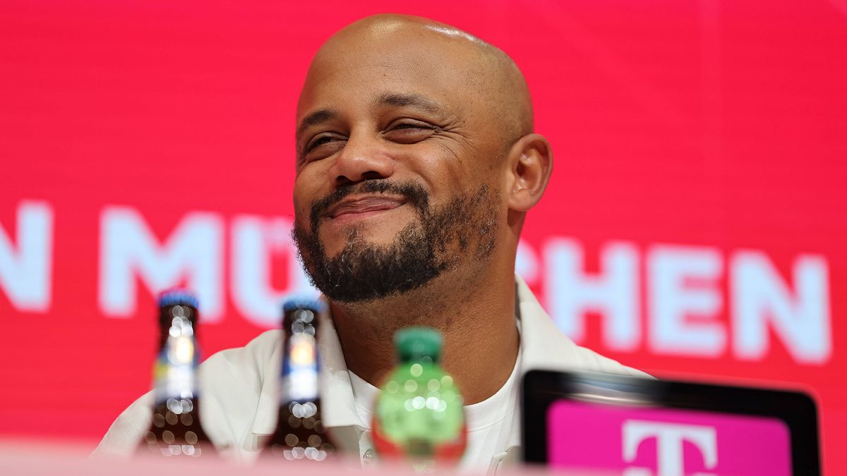 Vincent Kompany (FC Bayern Muenchen, Cheftrainer) lacht bei der Pressekonferenz nach dem Spiel, GER, FC Bayern Muenchen vs. Borussia Dortmund, Fussball, Bundesliga, 7. Spieltag, Saison 2025 2026, 1...