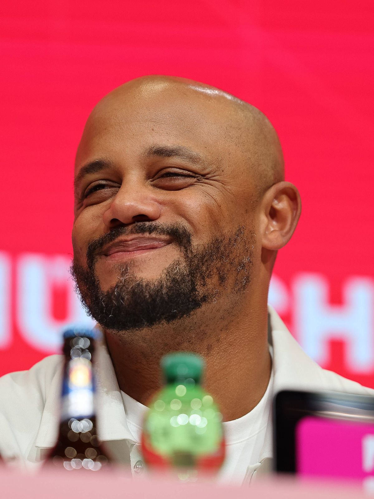 Vincent Kompany (FC Bayern Muenchen, Cheftrainer) lacht bei der Pressekonferenz nach dem Spiel, GER, FC Bayern Muenchen vs. Borussia Dortmund, Fussball, Bundesliga, 7. Spieltag, Saison 2025 2026, 1...