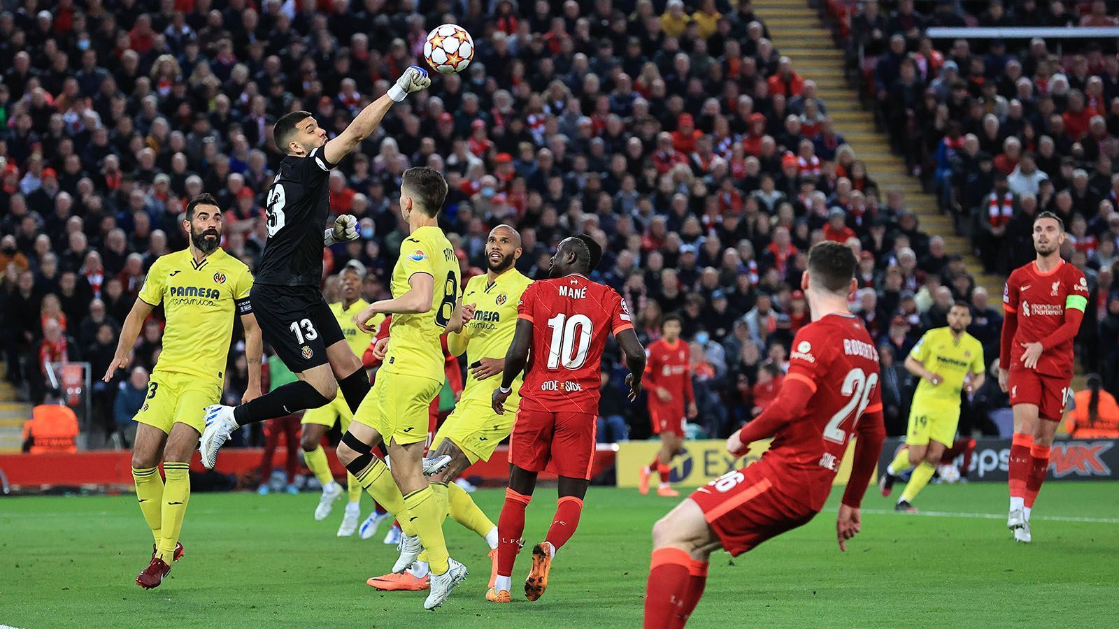 
                <strong>Liverpool mit Doppelschlag</strong><br>
                Nur zwei Minuten später lässt Villarreals Defensive Mo Salah etwas zu viel Platz, sodass dieser sich um 180 Grad Richtung Tor drehen kann und dann durch mehrere Beine hindurch einen Pass auf Mane spielt. Der Senegalese behält die Nerven und schiebt zum 2:0 ein. 
              