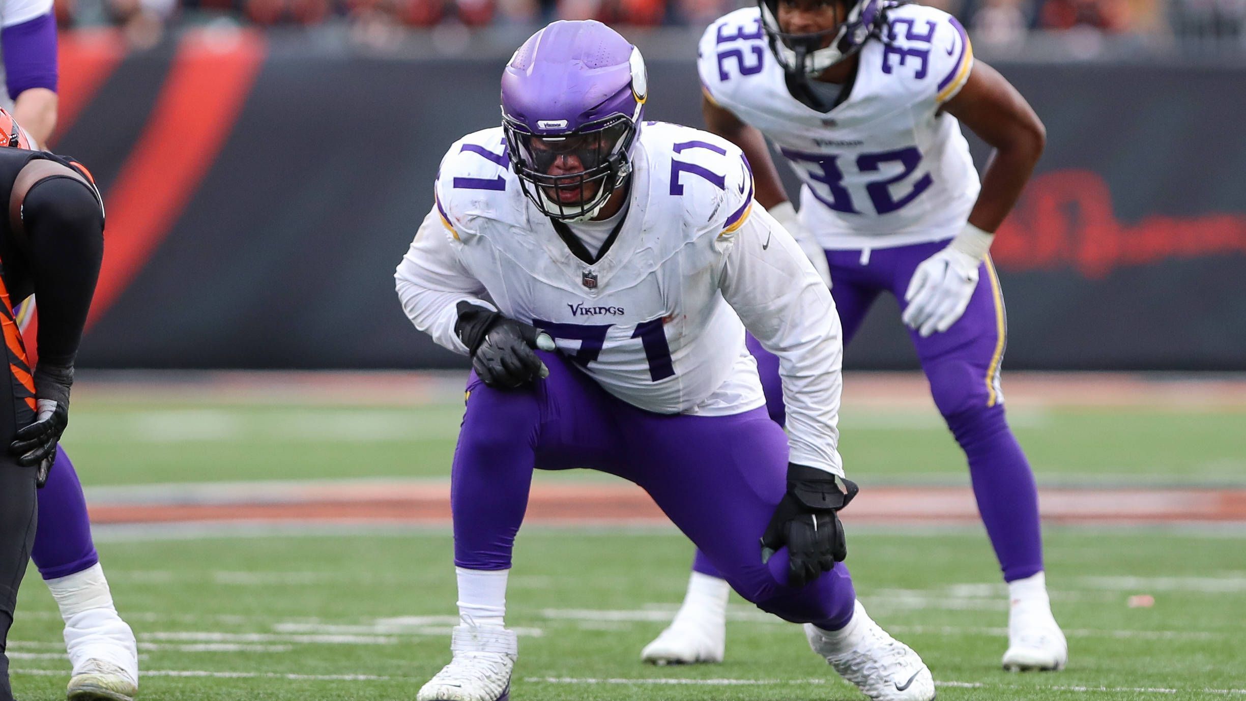 <strong>Christian Darrisaw (Minnesota Vikings)</strong><br>Ist der Vikings-Höhenflug vorbei? Nicht nur verlor Minnesota im TNF-Game mit <a target="_blank" href="https://www.ran.de/sports/ticker/ma10252040?from=/sports/american-football/nfl/spielplan">20:30 gegen die LA Rams</a>, kurz vor Ende des zweiten Viertels musste zudem Offensive Tackle Christian Darrisaw angeschlagen vom Feld. Head Coach Kevin O'Connell bestätigte nach der Partie, dass der O-Liner sich eine möglicherweise schwere Knieverletzung zugezogen hat - eine Diagnose steht noch aus.