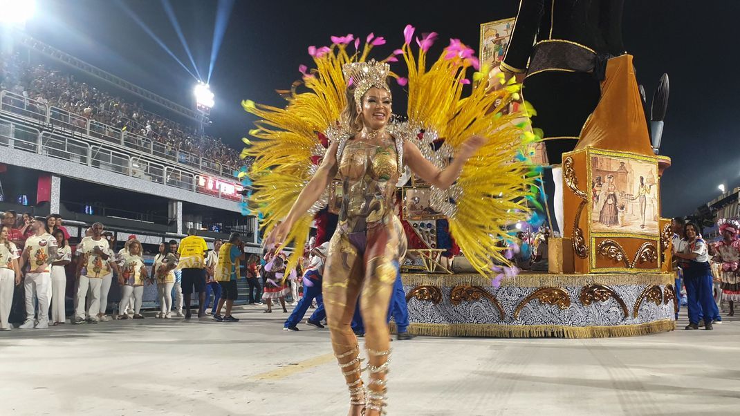 10.02.2024, Brasilien, Rio de Janeiro: Gruppen treten beim Karneval in Rio im Sambadrom auf.