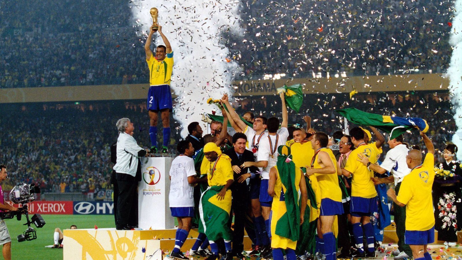 
                <strong>WM 2002 - Brasilien </strong><br>
                Die brasilianische Nationalmannschaft ist mit fünf Turniersiegen Rekordweltmeister. Der letzte Erfolg gelingt ihr bei der WM 2002 in Japan und Südkorea. Im Finale wird Deutschland mit 2:0 bezwungen. Tragische Figur des Finals wird der zuvor fast unbezwingbare Olliver Kahn, der mit zwei Fehlern die Tore des Brasilianers Ronaldo begünstigt. 
              