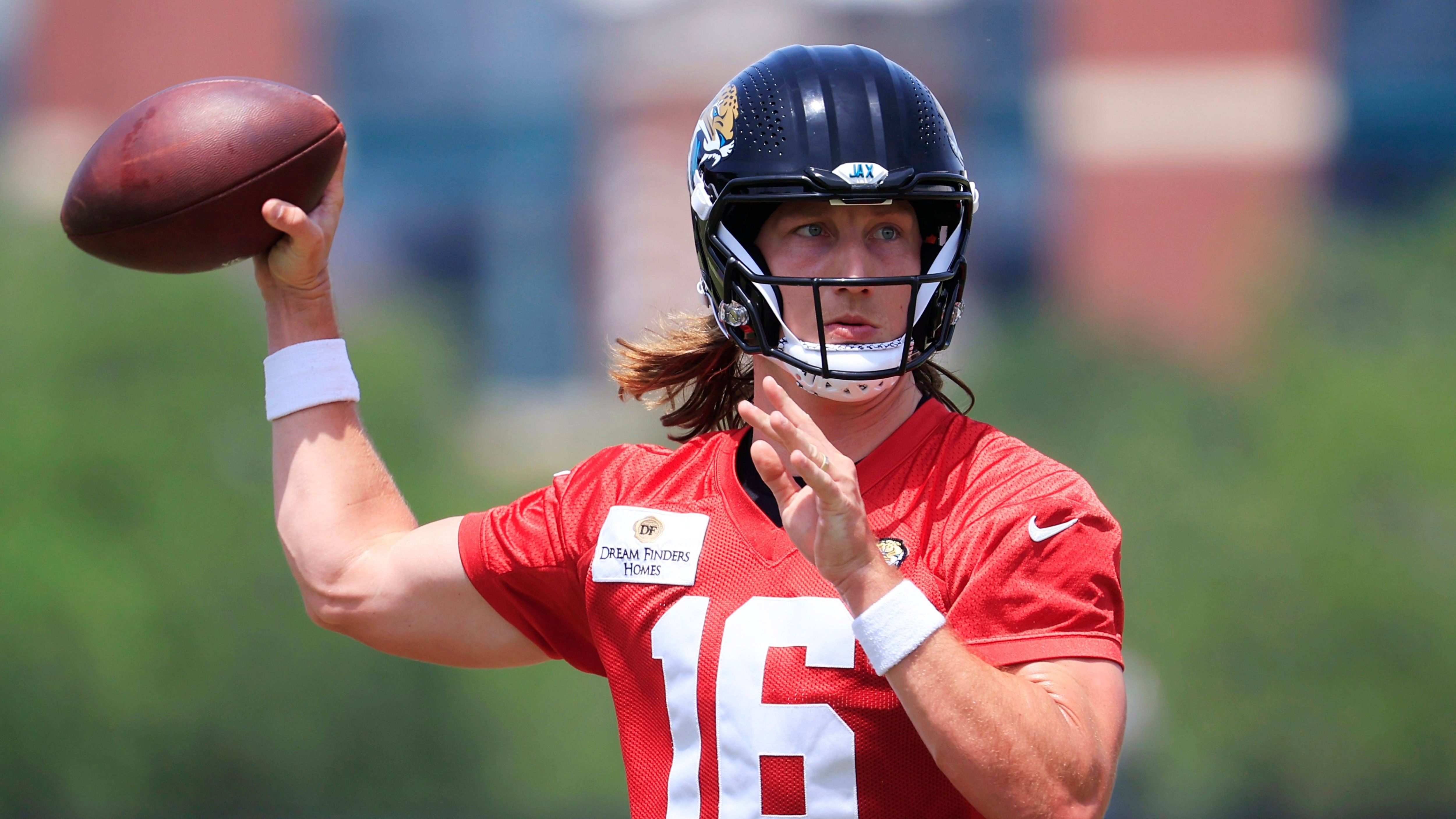 <strong>Jacksonville Jaguars: Trevor Lawrence (Quarterback)<br></strong><strong>Vertragdetails</strong>: 5 Jahre, 275 Millionen US-Dollar<br>Als großes Versprechen und vermeintlich nächsten NFL-Superstar wählten die Jaguars Trevor Lawrence im NFL Draft 2021 an erster Stelle. Die letzten beiden Saisons konnte Lawrence die hohen Erwartungen allerdings nicht wirklich erfüllen. Den Mega-Vertrag erhielt er trotzdem. Aber ist er das wert?