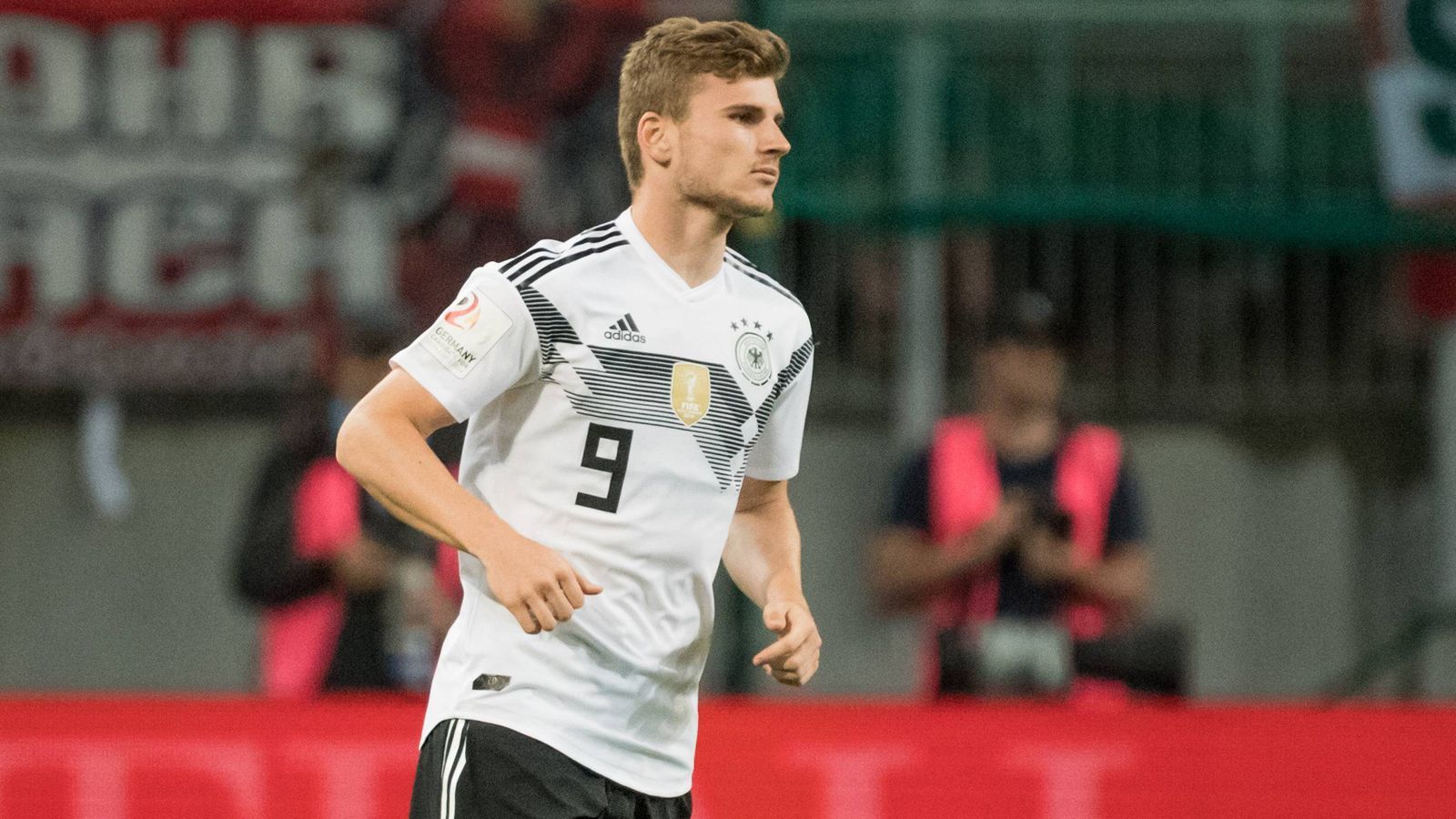 
                <strong>Timo Werner</strong><br>
                Nummer 9: Timo Werner (RB Leipzig), Sturm, 22 Jahre, 17 Länderspiele, 8 Tore
              