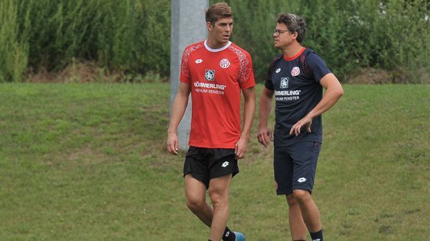 
                <strong>Emil Berggreen (1. FSV Mainz 05)</strong><br>
                Emil Berggreen (1. FSV Mainz 05): Gerade erst kämpfte sich der 23-jährige Däne nach einer Knie-OP wieder mühsam an die Mainzer Mannschaft heran, da folgte schon der nächste bittere Rückschlag. Ende Juli zog sich Berggreen einen Kreuzbandriss zu, fehlt damit mindestens ein halbes Jahr.
              