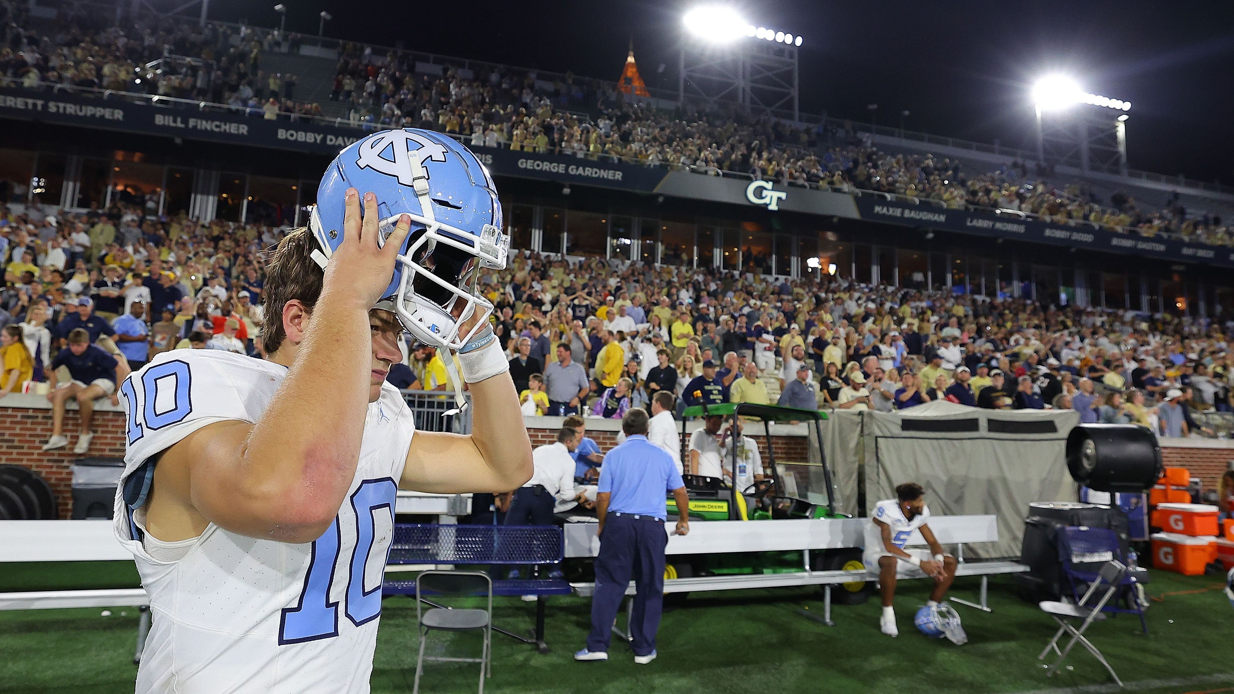 <strong>3. Pick: New England Patriots - QB Drake Maye (North Carolina)<br></strong>Die Patriots freuen sich, dass Maye ihnen quasi in den Schoß fällt. Vergleiche mit Tom Brady sind natürlich gerade zum jetzigen Zeitpunkt völlig vermessen. Aber das Armtalent und die Qualitäten im Passspiel, die Maye mitbringt, dürften Patriots-Fans relativ schnell in Erinnerungen schwelgen lassen.