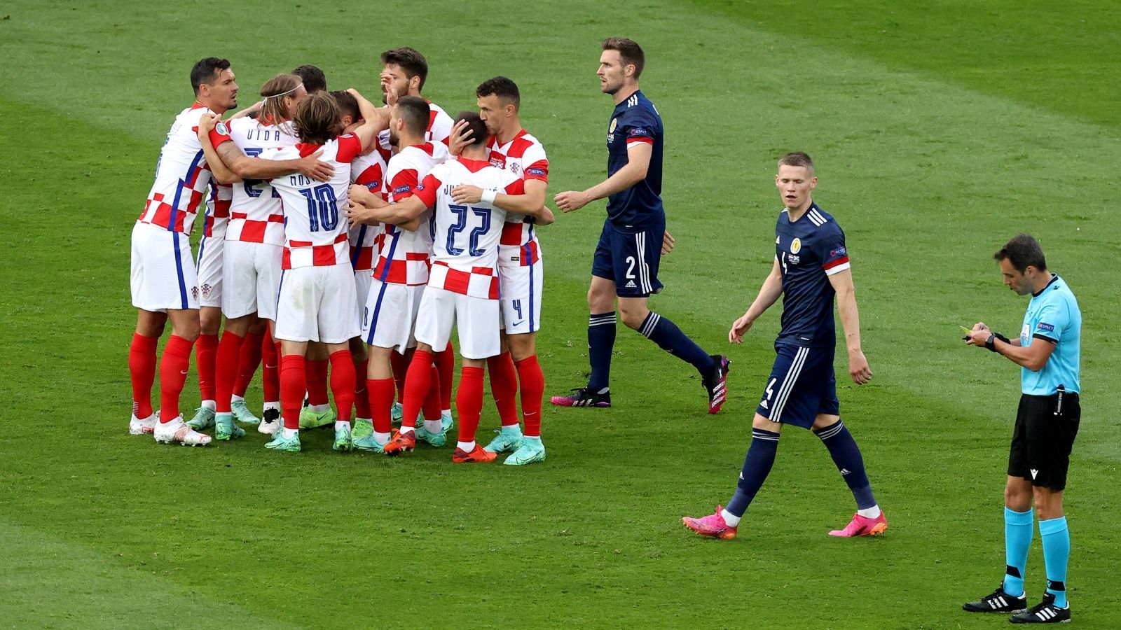 
                <strong>Kroatien feiert das 1:0</strong><br>
                Im Gegensatz zum englischen Pendant fiel das erste Tor in Glasgow zu Gunsten der kroatischen Gäste. Nikola Vlasic gelang das 1:0, er war einer von den neu reinrotierten Spielern beim amtierenden Vize-Weltmeister.
              