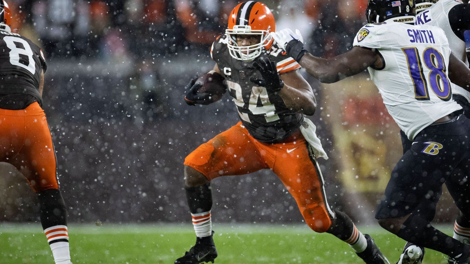 
                <strong>Running Backs (AFC)</strong><br>
                &#x2022; Nick Chubb (Foto, Cleveland Browns)<br>&#x2022; Derrick Henry (Tennessee Titans)<br>&#x2022; Josh Jacobs (Las Vegas Raiders)<br>
              