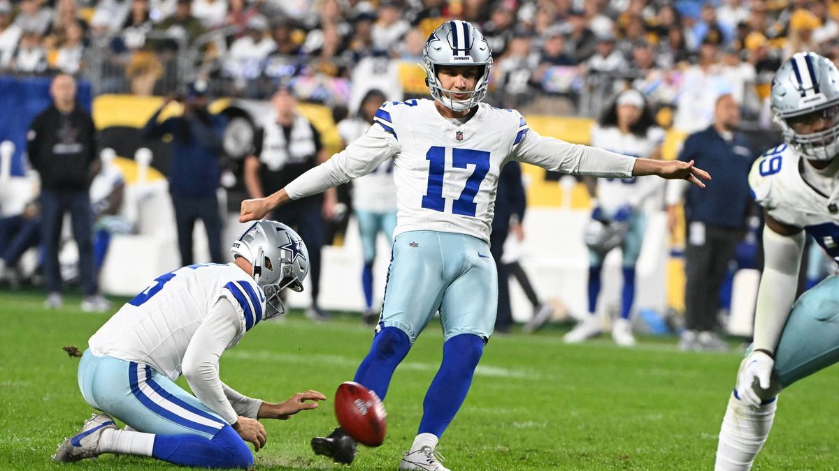 NFL, American Football Herren, USA Dallas Cowboys at Pittsburgh Steelers Oct 6, 2024; Pittsburgh, Pennsylvania, USA; Dallas Cowboys place kicker Brandon Aubrey (17) kicks a field goal against the P...