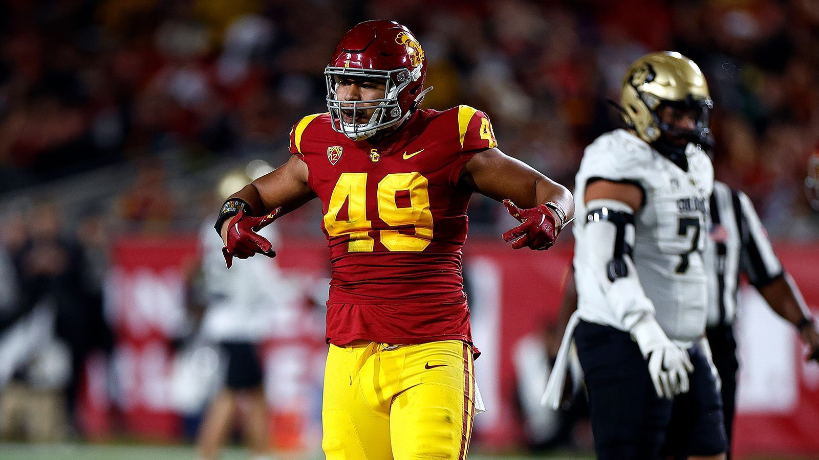 
                <strong>Platz 9: Tuli Tuipulotu (USC Trojans)</strong><br>
                Ein kreativer Defensive Coordinator dürfte viel Freude mit Tuli Tuipulotu haben. Kein Spieler sammelte in der vergangenen Saison mehr Sacks (13,5) als Tuipulotu. Der erst 20-Jährige kann variabel in der Defensive umhergeschoben werden, sorgt regelmäßig mit seiner Technik und seiner Agilität als Blitzer durch die Mitte für Chaos. In der Laufverteidigung verpasste er am College zu häufig sein Tackle, knapp jeden dritten Tackle-Versuch setzte er ins Leere bzw. der balltragende Spieler konnte sich lösen. 
              