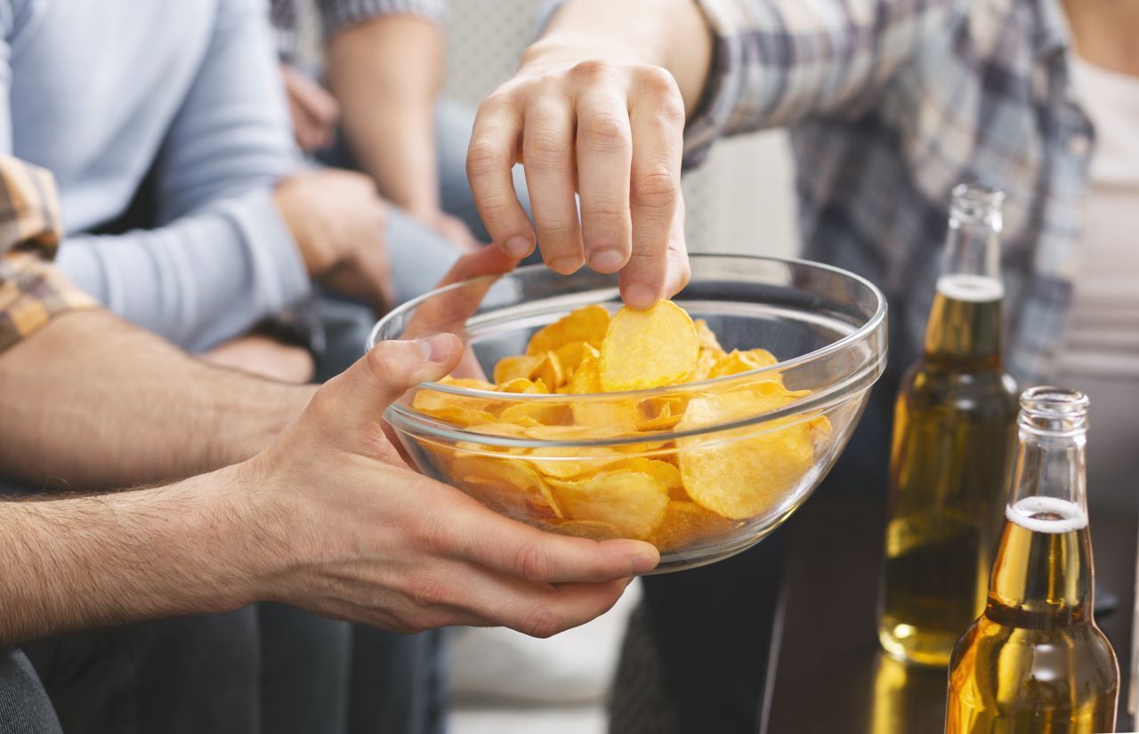 Wenn kohlenhydrathaltige Lebensmittel beim Backen, Braten, Frittieren oder Rösten stark erhitzt werden, entsteht krebserregendes Acrylamid. Dies ist etwa bei Chips, Pommes, Keksen, Knäckebrot der Fall >> So kannst du vorbeugen: Iss diese Produkte nicht jeden Tag und generell nicht zu viel davon.