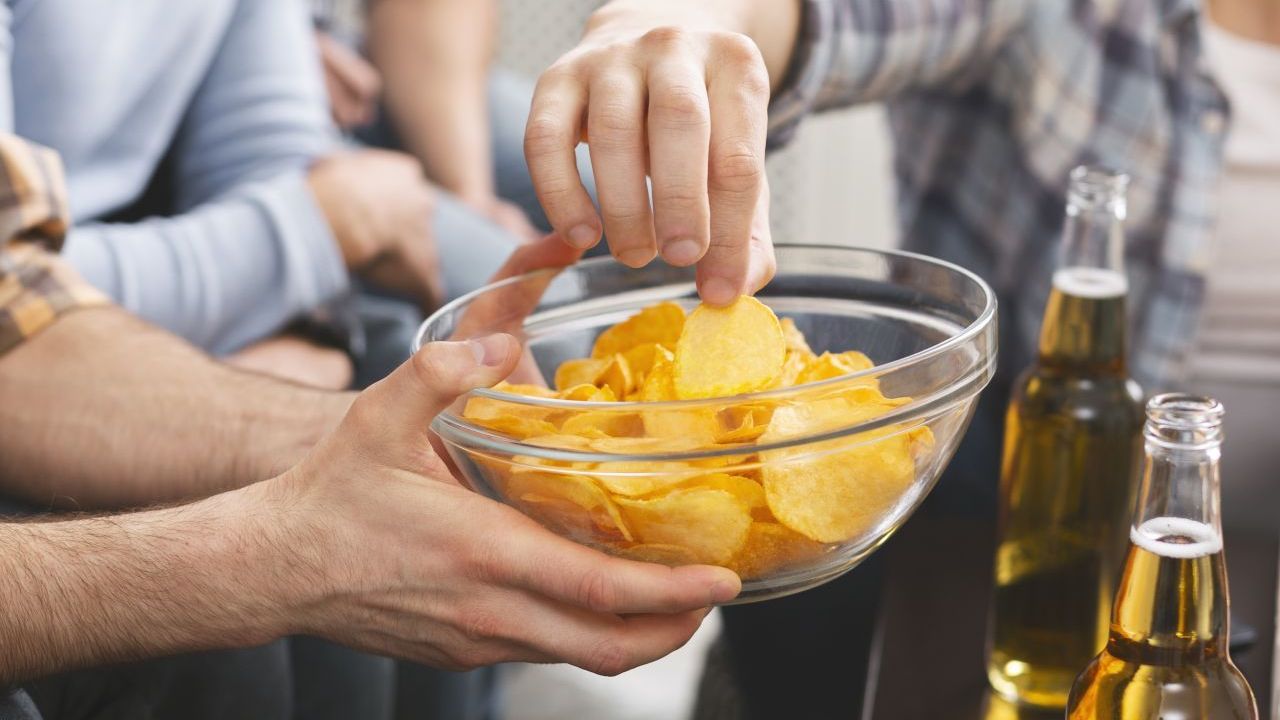 Wenn kohlenhydrathaltige Lebensmittel beim Backen, Braten, Frittieren oder Rösten stark erhitzt werden, entsteht krebserregendes Acrylamid. Dies ist etwa bei Chips, Pommes, Keksen, Knäckebrot der Fall&nbsp;» So kannst du vorbeugen: Iss diese Produkte nicht jeden Tag und generell nicht zu viel davon.