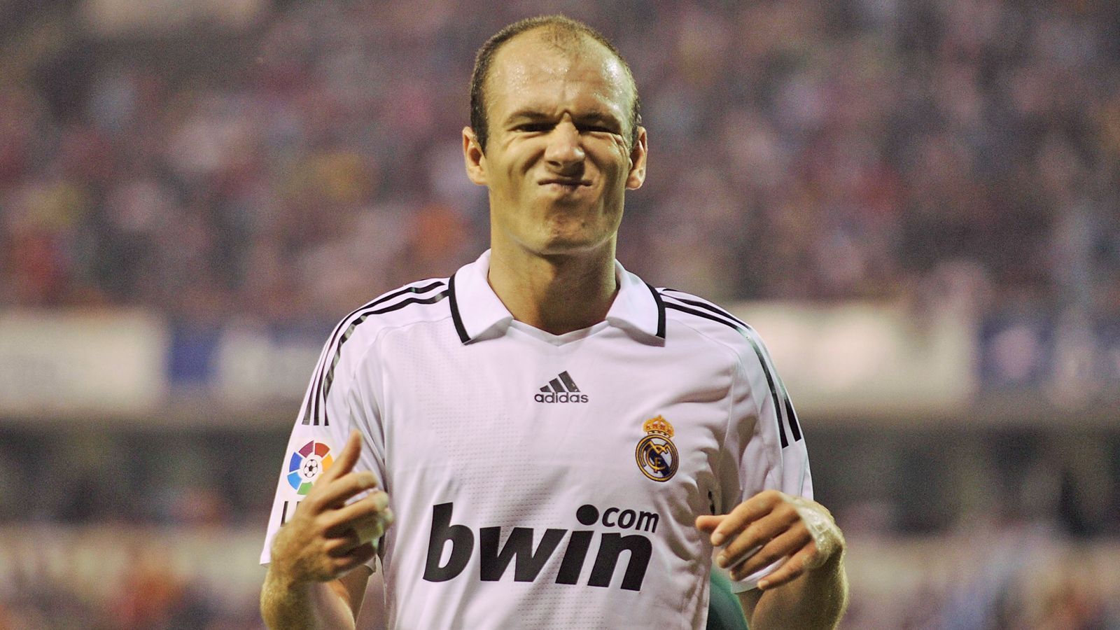 
                <strong>Arjen Robben</strong><br>
                Der damalige Real-Präsident Ramon Calderon hatte den Fans im Bernabeu im Sommer 2007 einen Hochkaräter als Neuverpflichtung versprochen, namentlich Cristiano Ronaldo. Es wurde Arjen Robben, aus Sicht der Madridista lediglich ein unattraktiver "Trostpreis". Bevor er auch nur ein Spiel absolviert hatte, spürte der Niederländer immensen Druck. Dabei half es nicht, dass er wie in seiner gesamten Karriere auch bei den "Königlichen" von zahlreichen Verletzungen ausgebremst wurde. Doch anders als beim FC Bayern hatten sie bei Real keine Geduld. Obwohl Robbens Torquote in zwei Spielzeiten keinesfalls schlecht war, scheuchte ihn der neue, alte Präsident Florentino Perez nach seiner Wiederwahl im August 2009 vom Hof. Robben gehörte schließlich noch zum "Calderon-Mobiliar", und für dieses war neben den neuen Superstars um Ronaldo und Kaka kein Platz mehr. Sein Glück fand Robben erst in München, da dafür aber richtig.
              