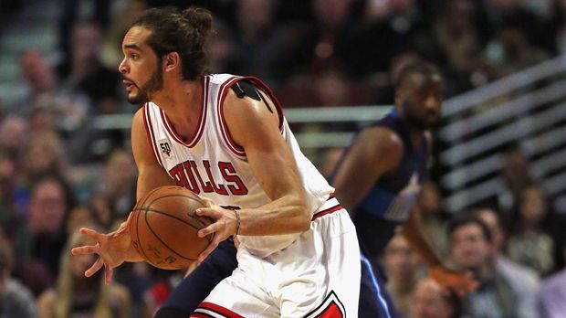 
                <strong>Frankreich: Joakim Noah (Center, New York Knicks)</strong><br>
                Der 2,11 Meter große Center wurde zwar in New York geboren, hat aber auch die schwedische und französische Staatsbürgerschaft. Papa Yannick ist einer der bekanntesten Tennisspieler Frankreichs, der durch den Gewinn der French Open 1983 seitdem als Liebling der Grand Nation gilt. Nach Jahren für die Chicago Bulls, bei denen er sich 2014 den Titel des Defensive Player of the Year sicherte, wechselte Noah junior nun zu den New York Knicks.
              