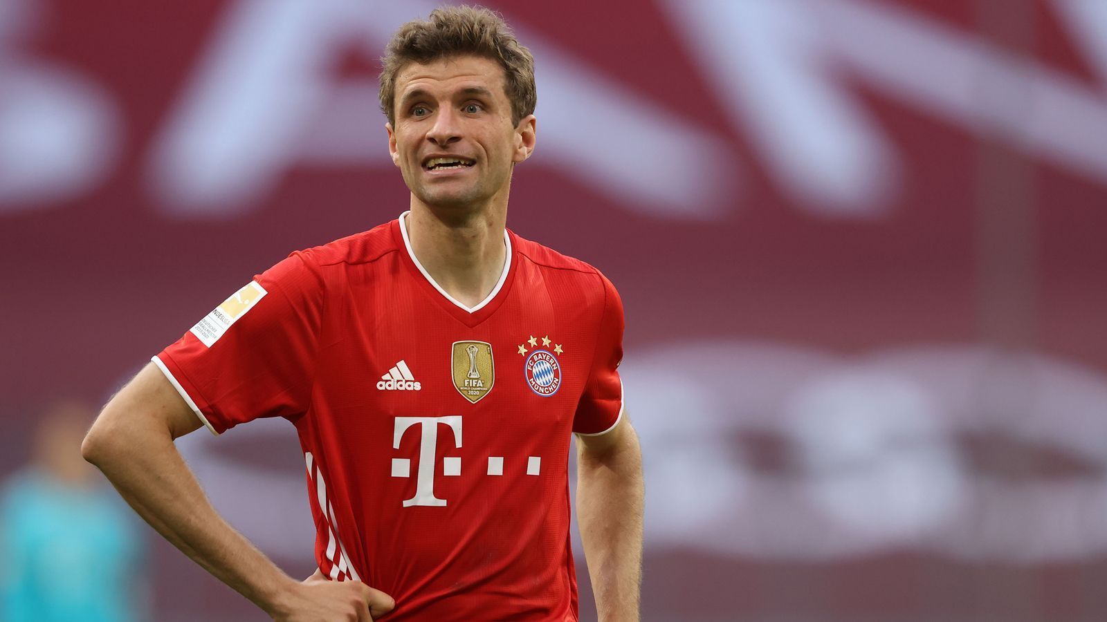 
                <strong>Mittelfeld: Thomas Müller (FC Bayern München)</strong><br>
                Wieder mit dabei im DFB-Team ist hingegen Weltmeister Thomas Müller. Der Bayern-Star spielte eine überragende Saison, ist mit 21 Assists der mit Abstand beste Vorlagengeber in der Bundesliga. Somit wich auch Bundestrainer Löw von seiner einstigen Ausmusterung Müllers nach der enttäuschenden WM 2018 ab und nominierte ihn nun für die EM-Endrunde. Aufgrund seiner starken Leistungen hätte sich Müller rein sportlich ohnehin schon deutlich früher ein DFB-Comeback verdient gehabt. 
              