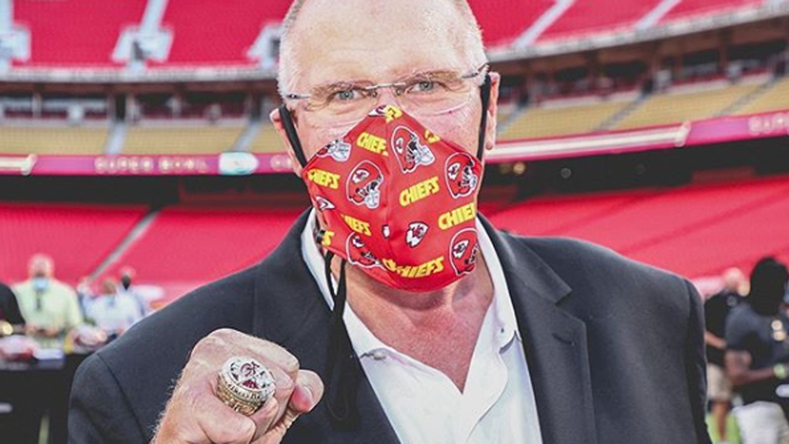 
                <strong>Erster echter Ring für Reid</strong><br>
                Für Head Coach Andy Reid ist es der erste Super-Bowl-Ring als verantwortlicher Trainer. In der Saison 1996 feierte er allerdings selbigen Triumph als Assistant Offensive Line und Tight End Coach mit den Green Bay Packers.
              