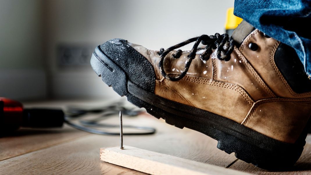 Beim Heimwerken mit Werkzeug und schweren Werkstoffen besteht ein hohes Verletzungsrisiko. Sicherheitsschuhe können Sie dabei vor herunterfallenden Gegenständen oder spitzen Teilen schützen. 