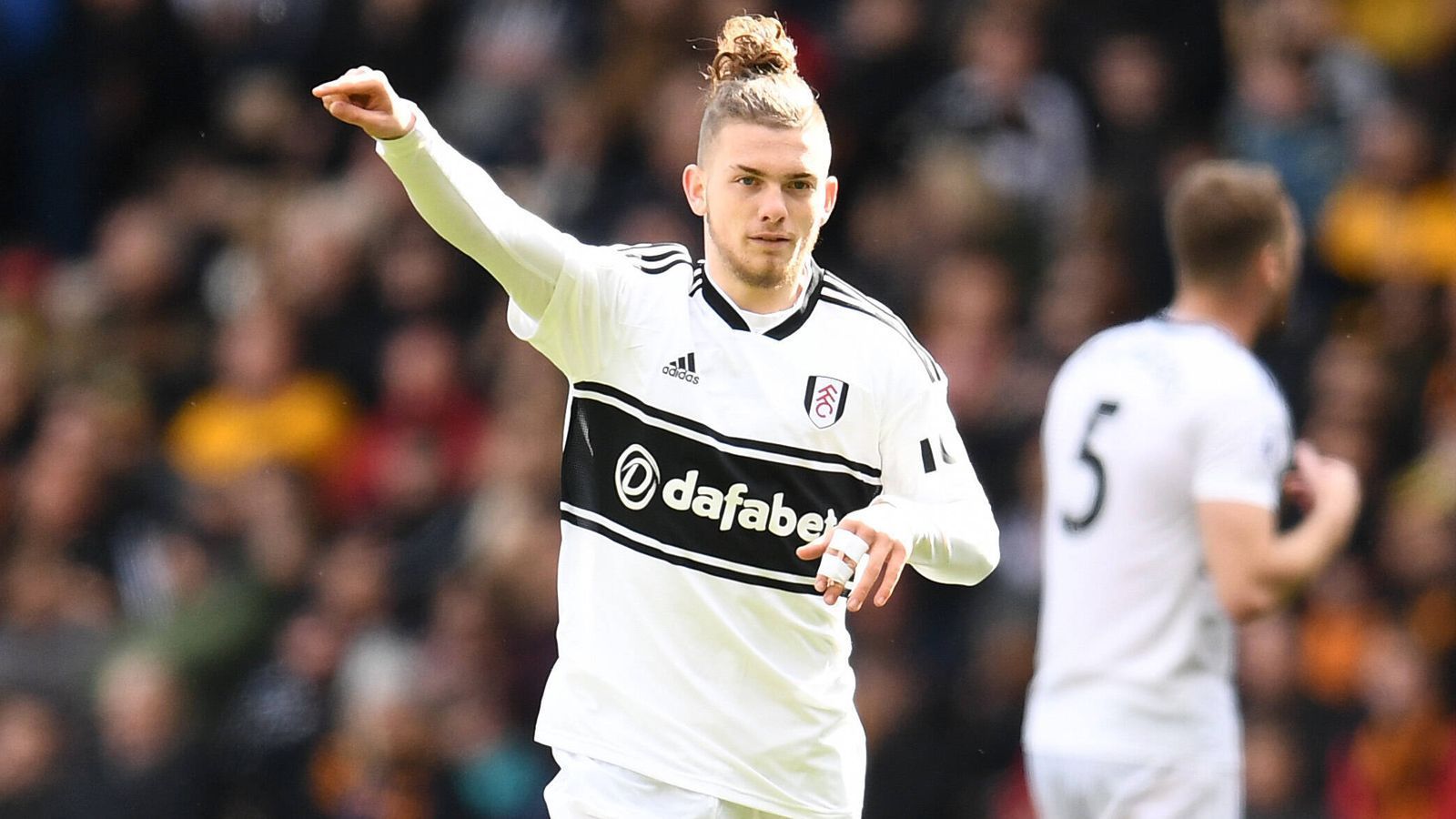 
                <strong>Platz 2: Harvey Elliott (FC Fulham)</strong><br>
                &#x2022; Alter beim Debüt: 16 Jahre, ein Monat<br>&#x2022; Begegnung: Wolverhampton Wanderers - FC Fulham 1:0 (4. Mai 2019)<br>
              