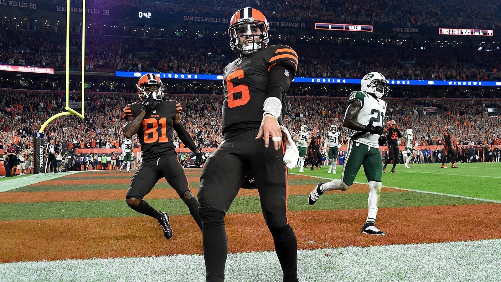 
                <strong>Woche 2: Cleveland Browns at New York Jets</strong><br>
                Das Wiedersehen zwischen der Stadt New York und Odell Beckham Jr. wird wohl das bestimmende Thema in der zweiten Woche der Regular Season. OBJ und die Browns reisen nach New York, um sich mit den Jets zu messen. In der vergangenen Saison waren es jene Jets, die die NFL-Karriere von Browns-Quarterback Baker Mayfield so richtig ins Rollen brachten. In Woche 3 der abgelaufenen Spielzeit wurde Mayfield beim Spielstand von 0:14 eingewechselt und führte die Browns anschließend zu einem 21:17-Sieg, womit er die Serie von 19 sieglosen Spielen in Folge für die Browns beendete. Ganz nebenbei steht bei den Jets auch noch Quarterback Sam Darnold auf dem Feld. Darnold kommt, wie Mayfield, aus der Rookie-Klasse von 2018. Mayfield wurde an erster Stelle und Darnold an dritter Stelle ausgewählt. 
              