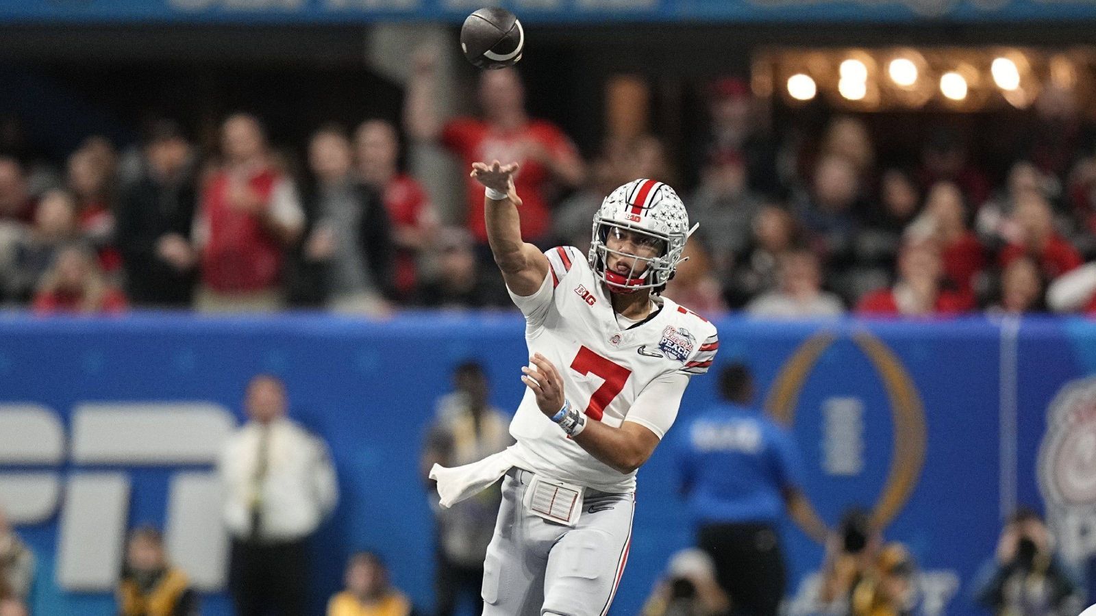 
                <strong>QB C.J. Stroud (Ohio State Buckeyes)</strong><br>
                Noch gar nicht allzu lange ist es her, da galt C.J. Stroud als absoluter Favorit auf den ersten Pick im Draft. Allerdings ist er in der Gunst der meisten Teams kurz vor dem eigentlichen Draft gesunken, weil er beim obligatorischen Kognitiv-Test offenbar völlig versagt hat. Dennoch sind seine Qualitäten und sein Game Tape über jeden Zweifel erhaben.
              