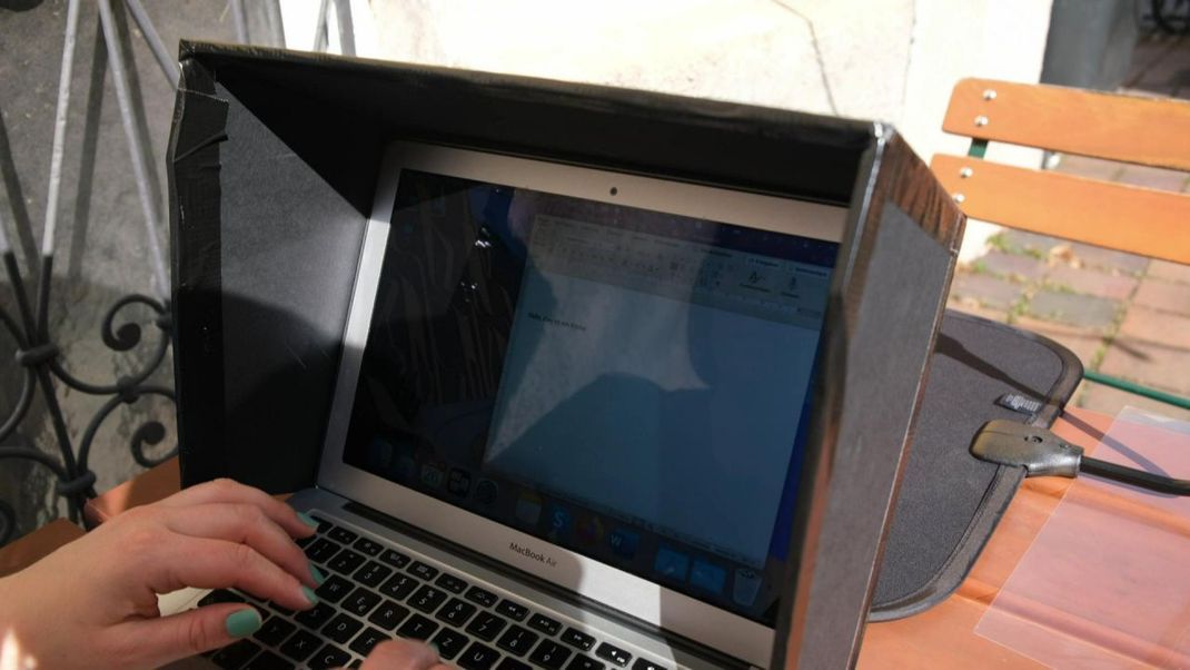 So sieht der fertige Sonnenschutz für deinen Laptop aus. Wir zeigen dir, wie du ihn selbst bauen kannst. 