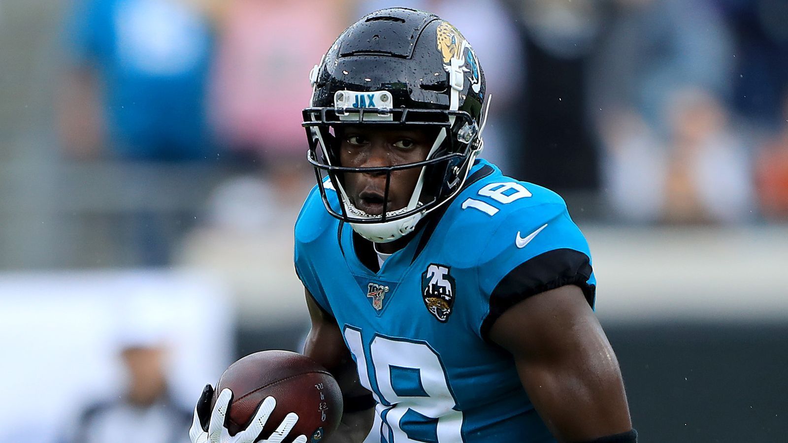 
                <strong>Chris Conley (Jacksonville Jaguars)</strong><br>
                Bei Chris Conley ist bereits ein Catch gegen die Indianapolis Colts eine Menge Geld wert. Der Jaguars-Receiver steht bei 44 Catches und benötigt 45 für 125.000 Dollar. Weitere 125.000 Dollar gibt es bei 750 Receiving Yards. Dafür fehlen ihm noch 13 Yards.
              