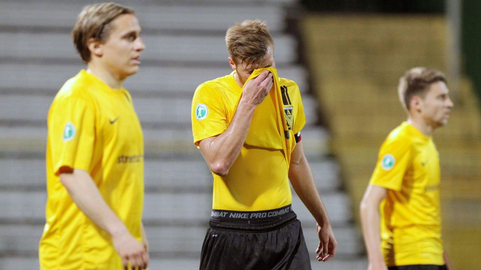 
                <strong>Alemannia Aachen - Rot-Weiß Erfurt (Frühjahr 2013)</strong><br>
                Im Frühjahr 2013 erwischte es die Mannschaft von Alemannia Aachen richtig übel. Gleich 18 Spieler wurden Opfer der Grippewelle und so beantragte der frühere Bundesligist eine Absage des Spiels gegen Erfurt. Der DFB gab erst spät dem Eilantrag der Alemannia statt und verlegte die Begegnung. 
              