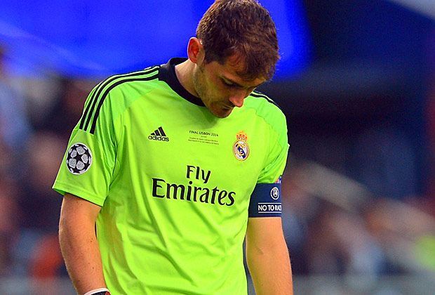 
                <strong>Champions-League-Finale: Real Madrid vs. Atletico Madrid</strong><br>
                Enttäuschung pur: Iker Casillas lässt nach seinem Patzer den Kopf hängen - Real muss in den zweiten 45 Minuten einem 0:1-Rückstand hinterherlaufen.
              
